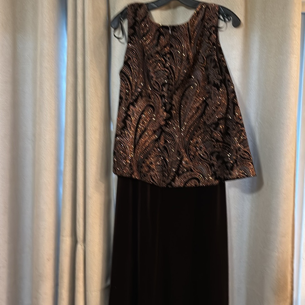 Gorgeous sequined, brown velvet gown. Size 22W - Picture 9 of 13